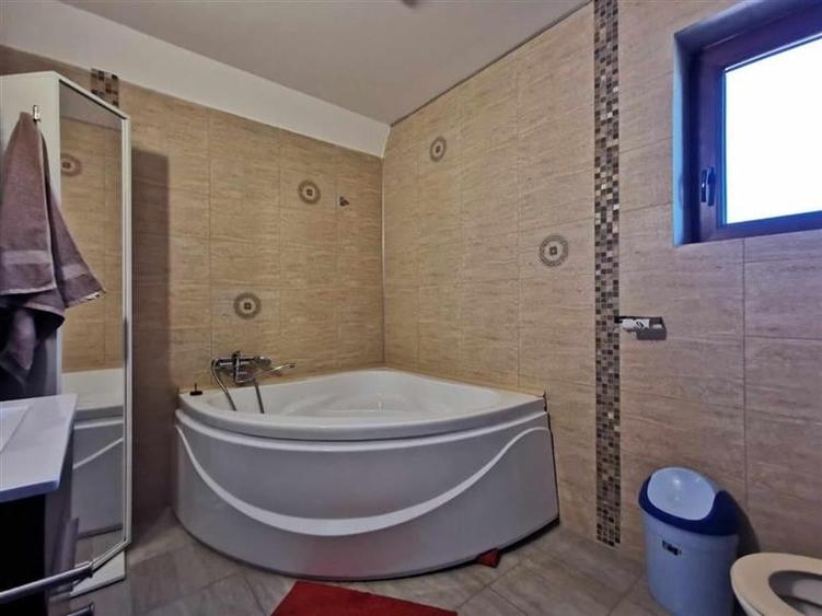 Casă cu 5 camere cu Canalizare în Central