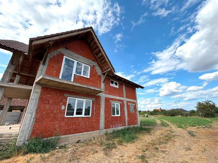 Casă cu 4 camere cu Teren 1439 Mp în Inand