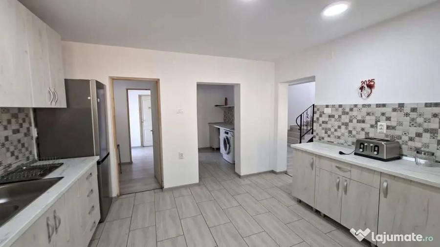 Casă cu 7 camere cu Teren 1200 Mp în Budeasa
