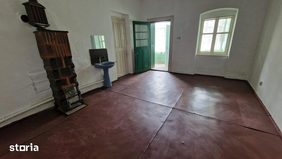 Casă cu 8 camere cu Teren 3651 Mp în Giulvăz