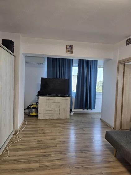 Apartament cu 3 camere semidecomandat în Rași