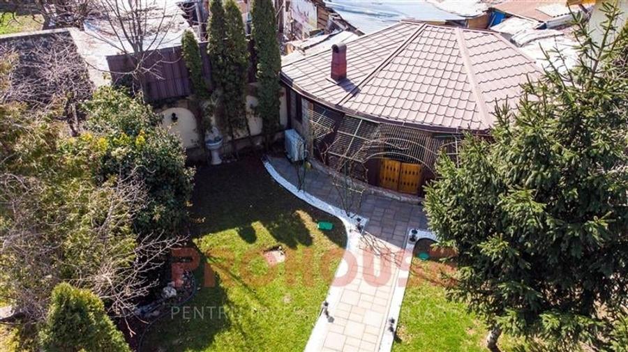 Casă individuală cu 10 camere cu Teren 550 Mp în Ultracentral