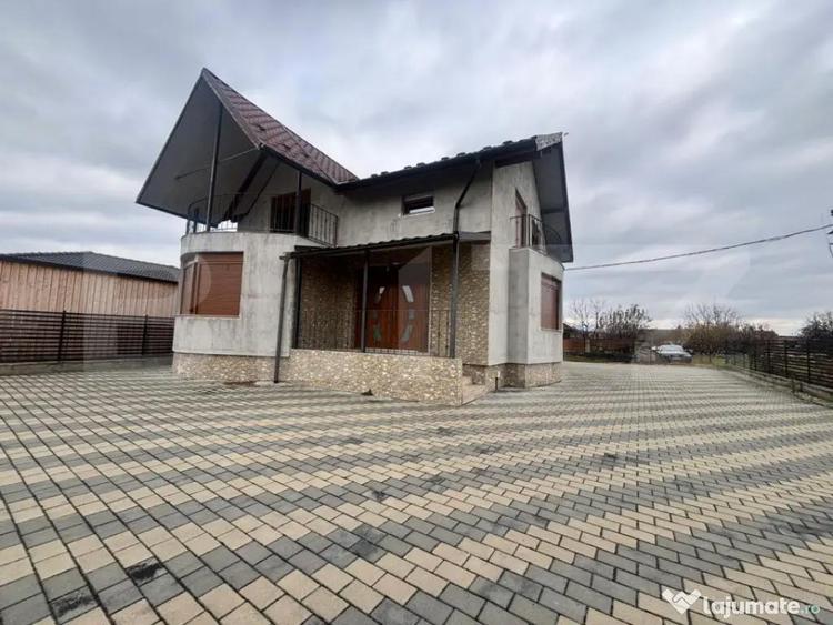 Casă cu 5 camere cu Teren 5000 Mp în Unirea
