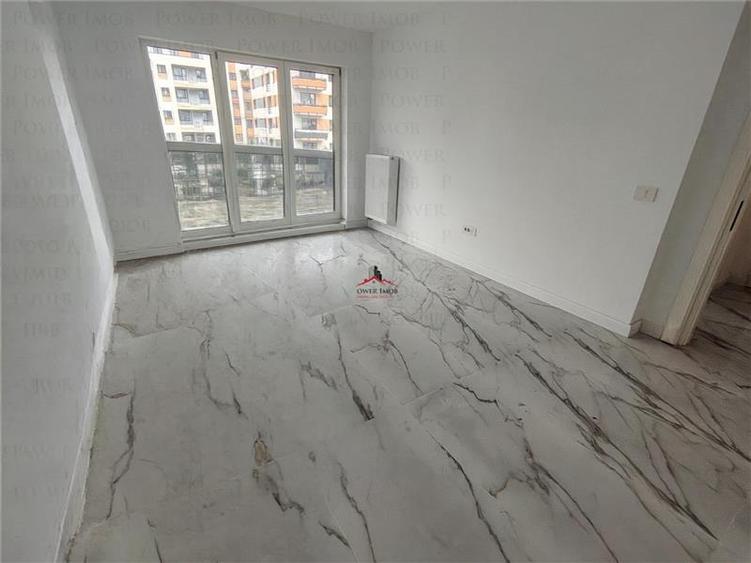 Apartament cu 3 camere decomandat în Tractorul