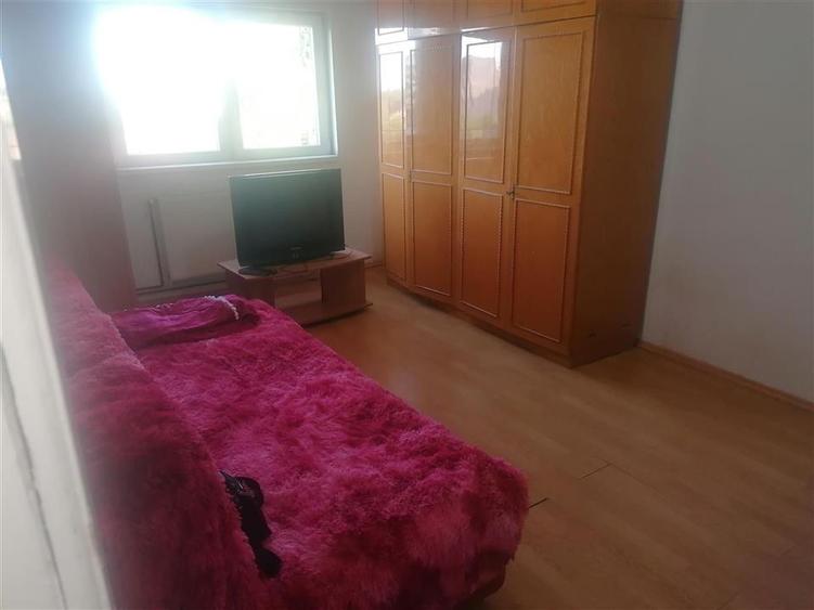 Apartament cu 3 camere decomandat în Lipovei