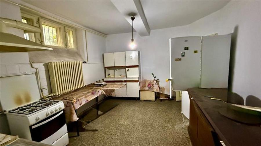 Casă cu 6 camere cu Teren 236 Mp în Copou