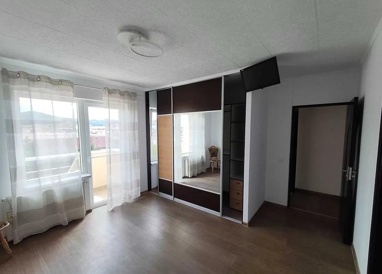 Apartament cu 4 camere decomandat, mobilat în Florești