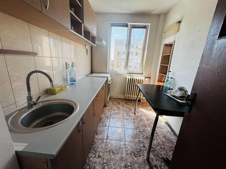Apartament cu 3 camere semidecomandat în Obor