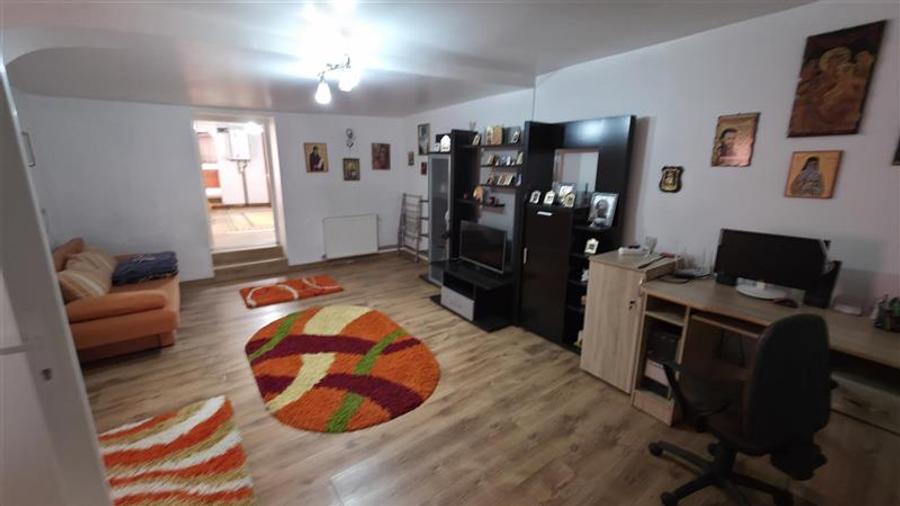 Casă individuală cu 8 camere cu Canalizare în Vest