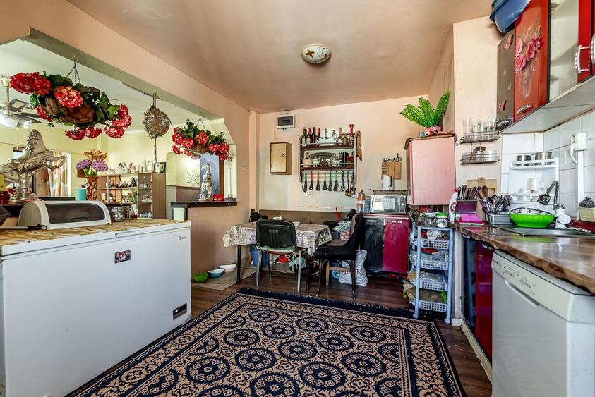 Apartament cu 5 camere semidecomandat în Micălaca