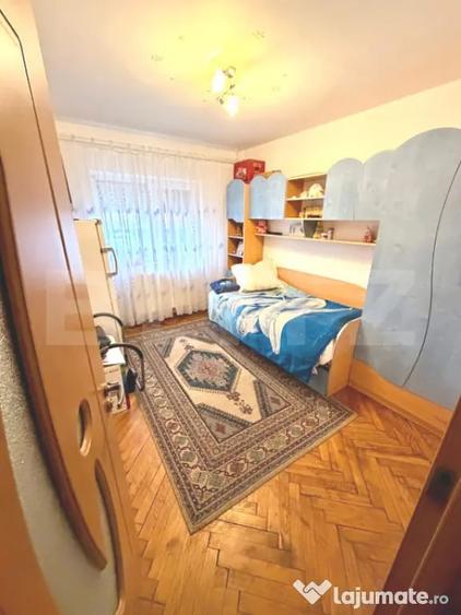 Apartament cu 4 camere decomandat în Sânmartin