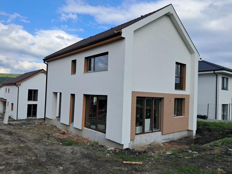 Casă individuală cu 5 camere cu Canalizare în Chinteni