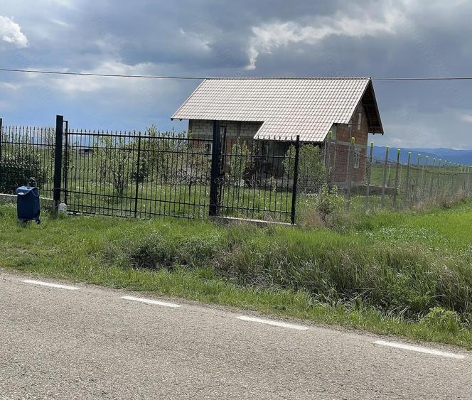 Casă cu 3 camere cu Teren 5000 Mp în Girov