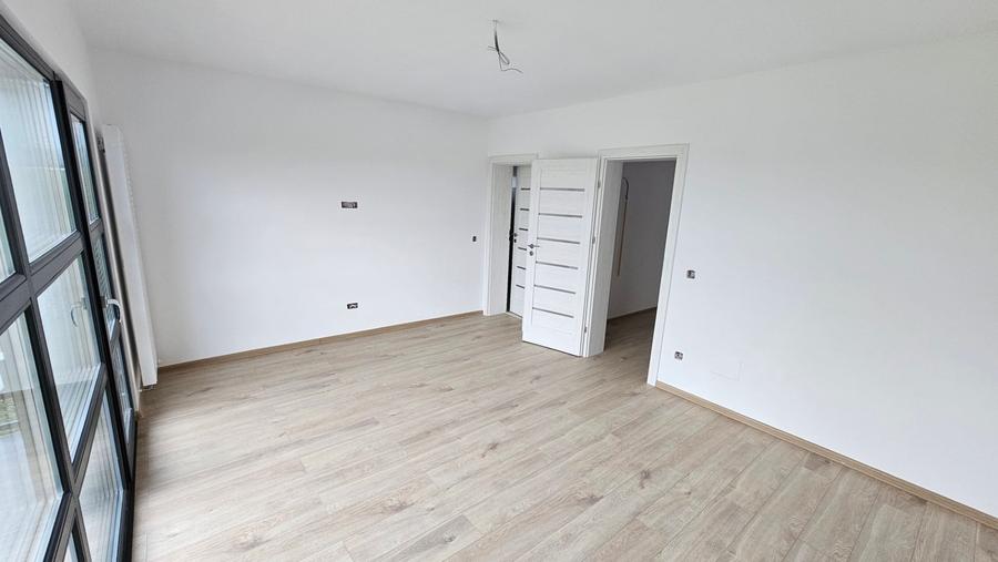 Casă cu 5 camere cu Teren 490 Mp în Păulești