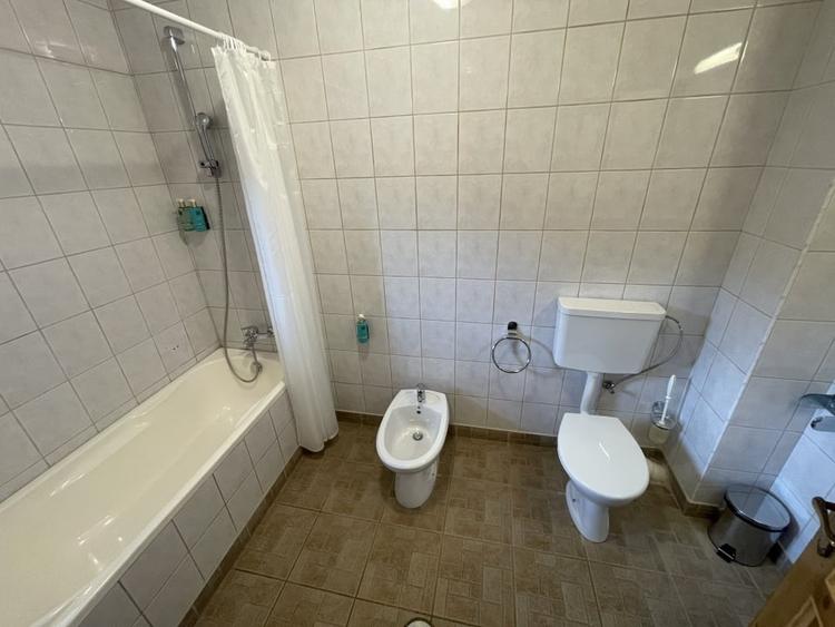 Casă individuală cu 7 camere cu Canalizare în Furnica