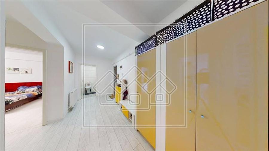 Apartament cu 3 camere decomandat în Turnișor