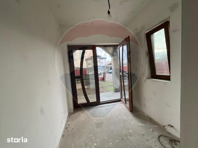 Casă cu 5 camere decomandat cu Teren 1300 Mp în Conțești