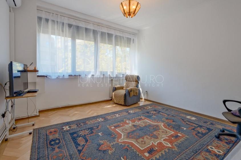 Apartament cu 5 camere semidecomandat, mobilat în Polonă