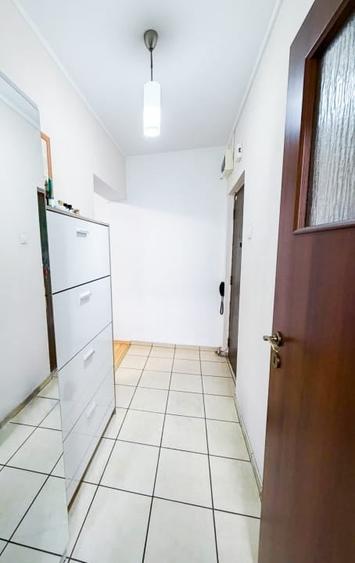 Apartament cu 3 camere semidecomandat, mobilat în P-ța Unirii