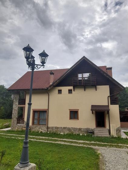 Casă cu 4 camere cu Teren 5000 Mp în Arpașu de Sus