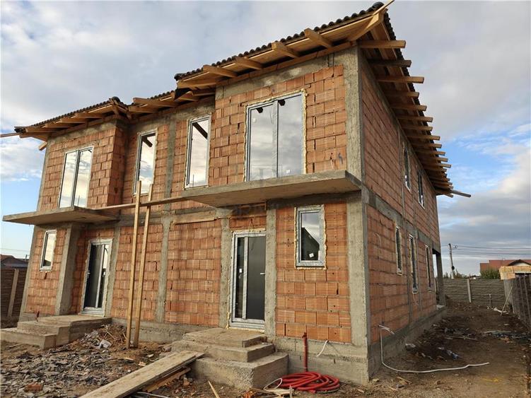 Duplex cu 4 camere cu Canalizare în Moșnița Nouă