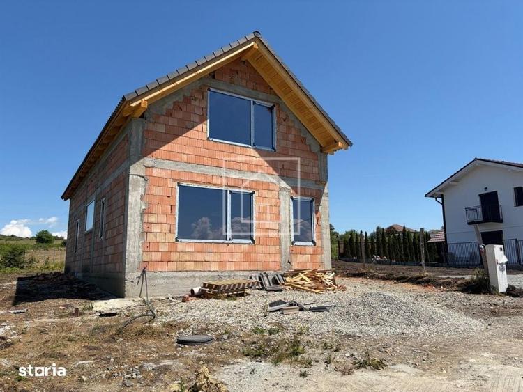 Casă cu 4 camere decomandat în Roșia