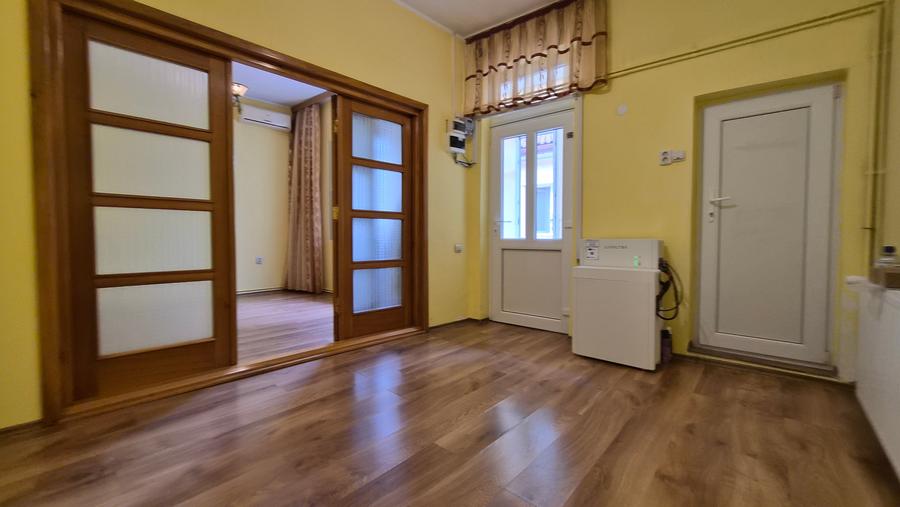 Casă individuală cu 5 camere cu Canalizare în Capitol