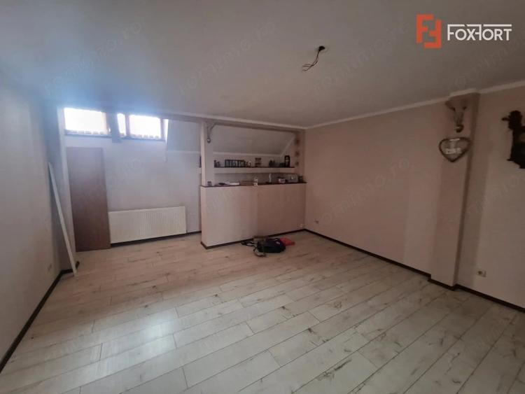 Casă cu 7 camere cu Teren 1500 Mp în Bazoș