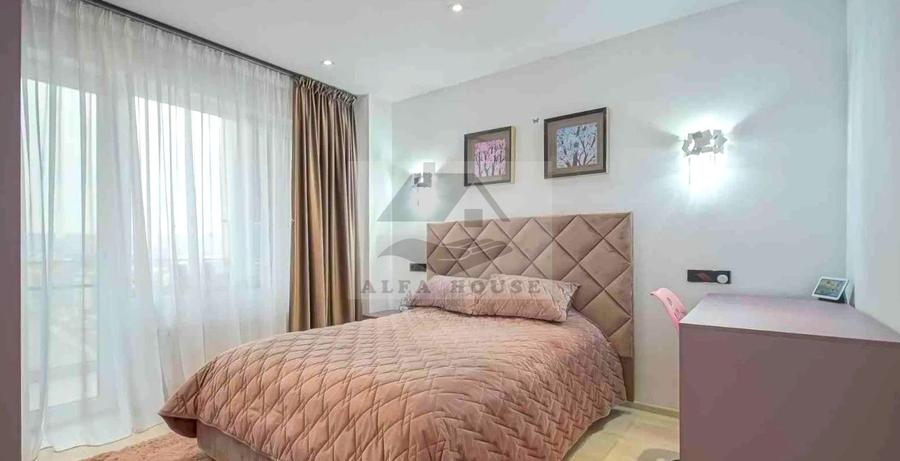 Apartament cu 4 camere decomandat în Tractorul