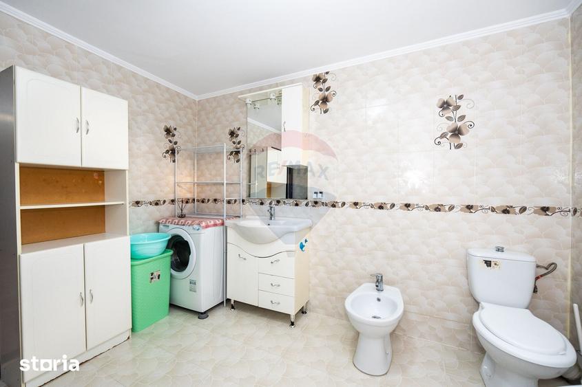 Casă cu 5 camere cu Teren 1600 Mp în Țițești
