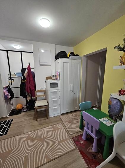 Apartament cu 3 camere decomandat în Drumul Taberei