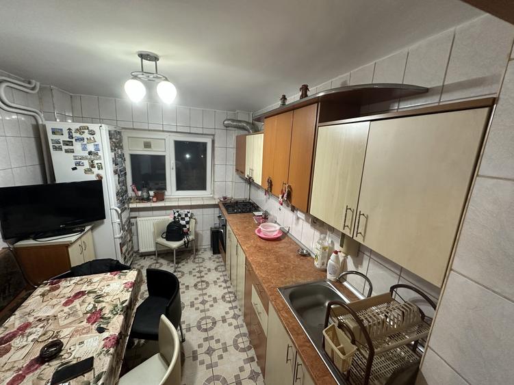 Apartament cu 4 camere semidecomandat, mobilat în Berceni