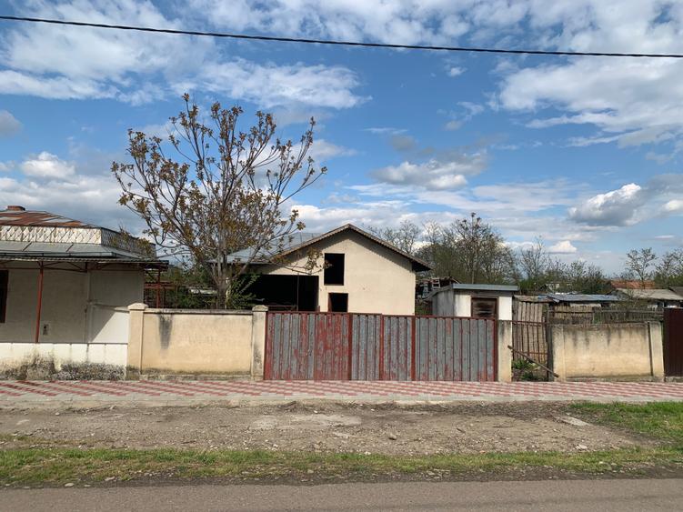 Casă cu 4 camere în Florica