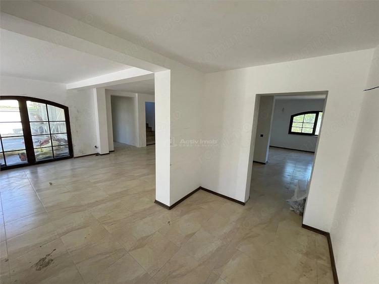 Casă cu 9 camere cu Teren 280 Mp în Petrești