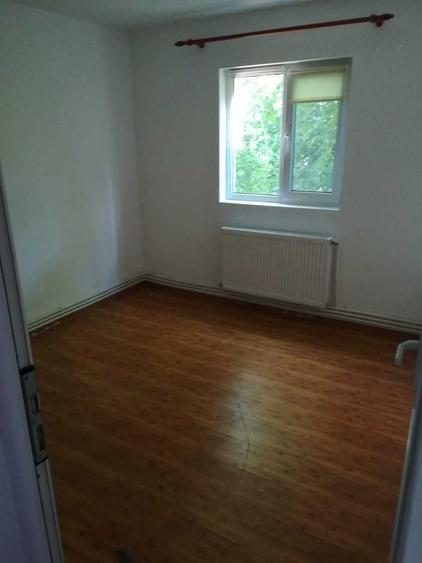 Apartament cu 3 camere semidecomandat în Tătărași