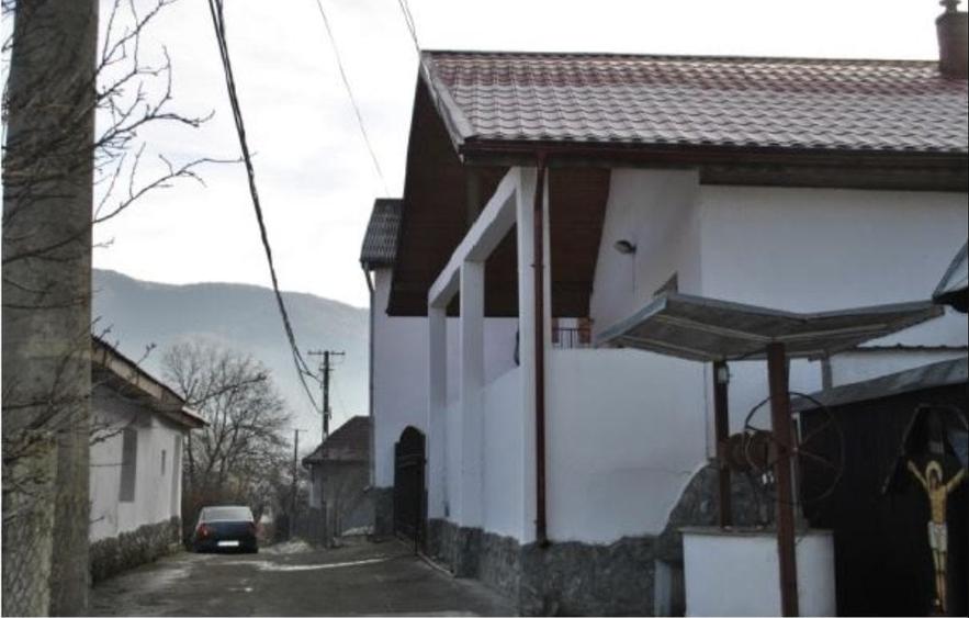 Casă individuală cu 6 camere cu Teren 4843 Mp în Robești