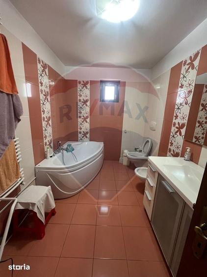 Casă cu 5 camere cu Teren 679 Mp în Central