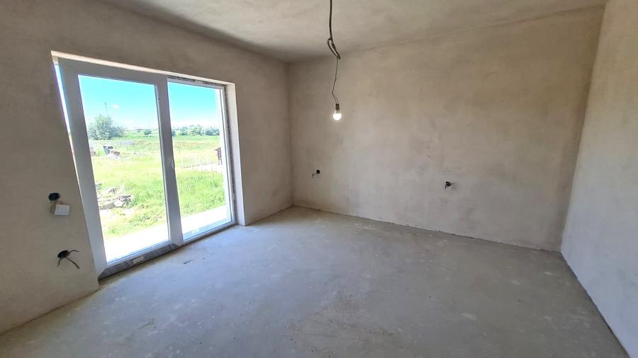 Casă cu 4 camere cu Teren 3504 Mp în Șelimbăr