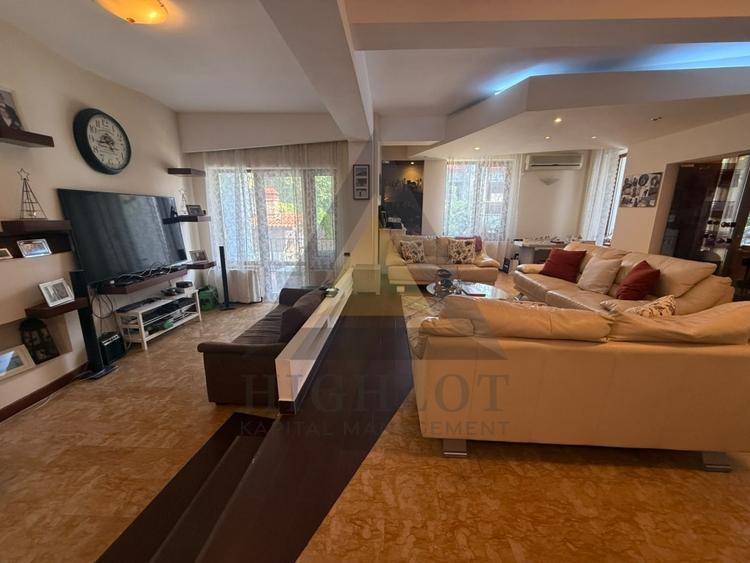 Duplex cu 10 camere cu Piscina în Iancu Nicolae