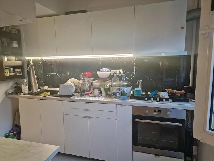 Apartament cu 3 camere semidecomandat în 1 Mai