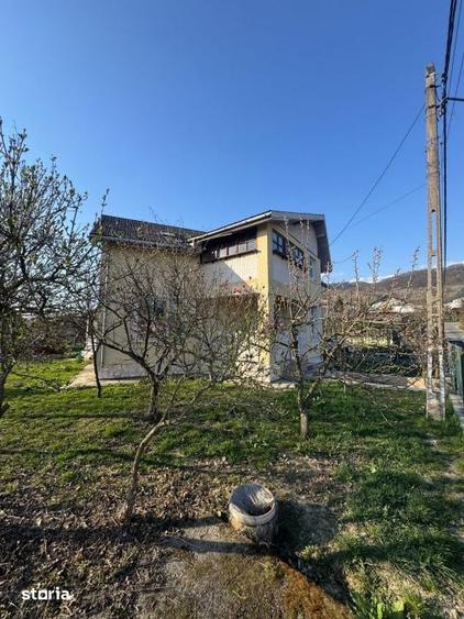 Casă cu 4 camere cu Teren 1400 Mp în Central