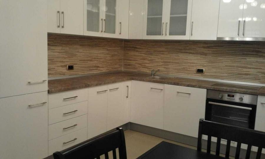 Apartament cu 3 camere decomandat în Tractorul