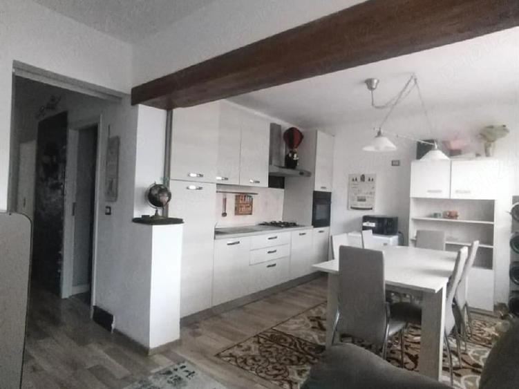 Apartament cu 3 camere decomandat în Ostra