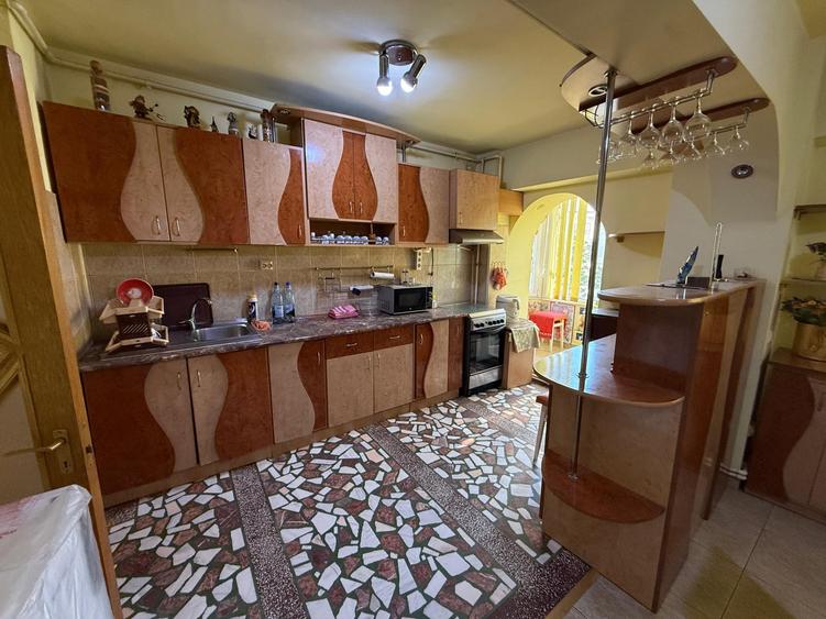 Apartament cu 2 camere decomandat în Trocadero