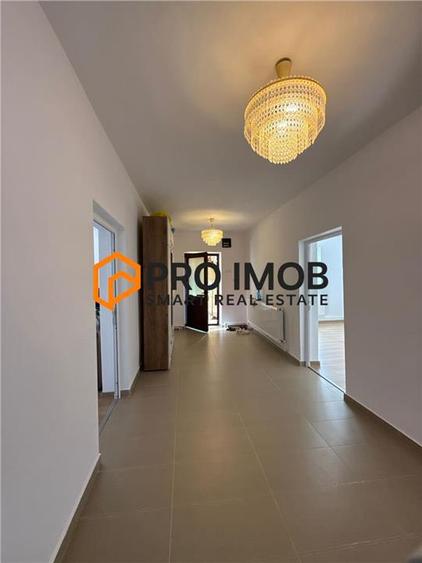 Casă individuală cu 6 camere cu Teren 207 Mp în 1 Decembrie