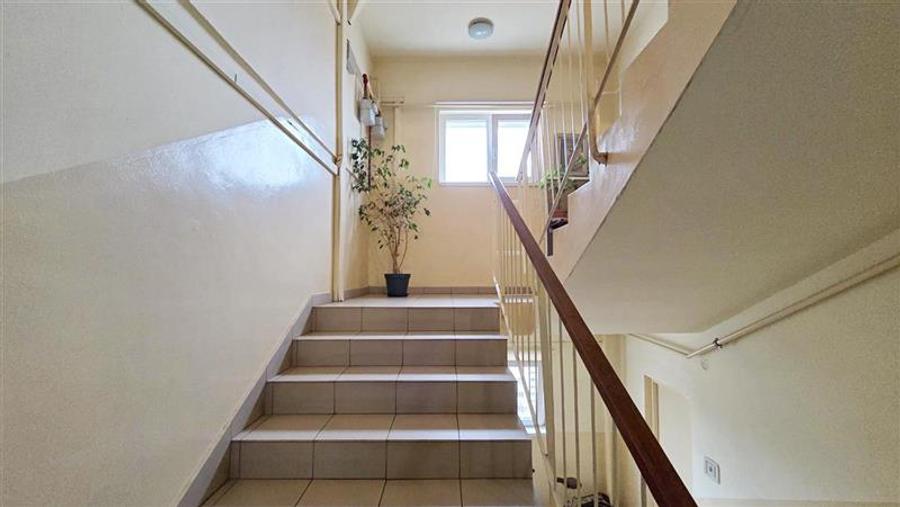 Apartament cu 3 camere semidecomandat în Girocului