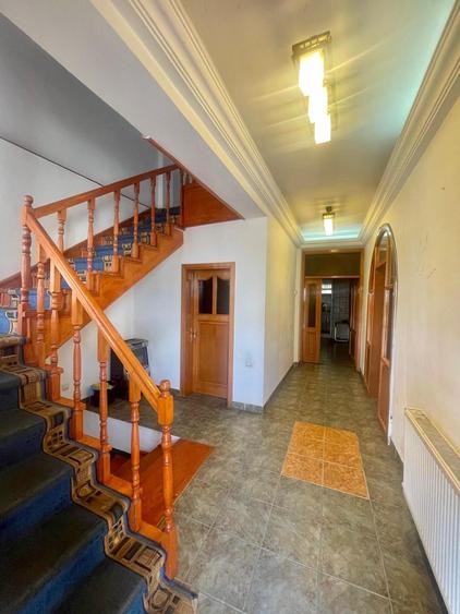 Casă cu 8 camere cu Garaj în Barbu Văcărescu
