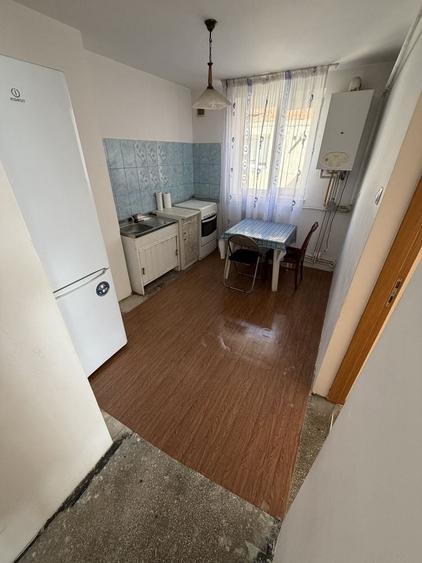 Apartament cu 3 camere semidecomandat în Central