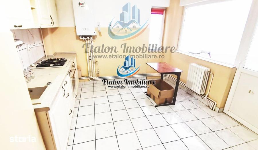 Apartament cu 3 camere semidecomandat în Calea Romanului