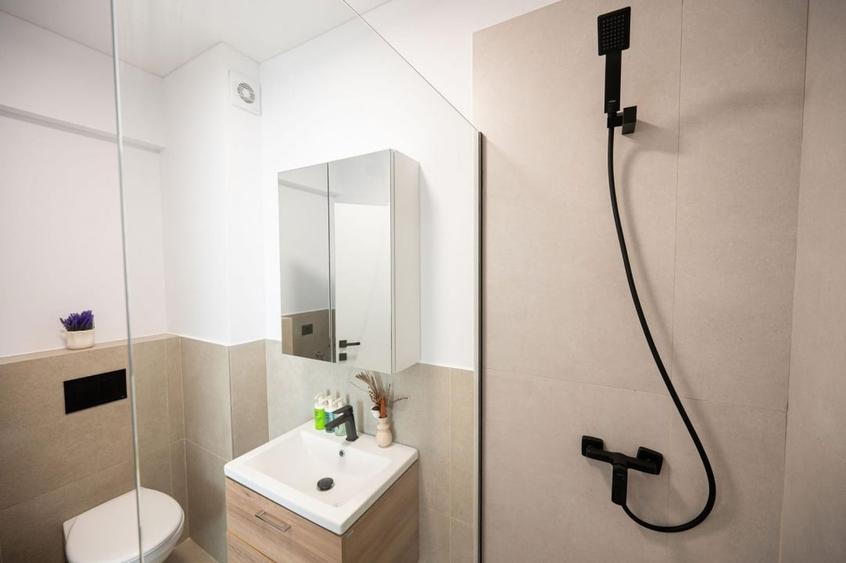 Apartament cu 2 camere semidecomandat, mobilat în Central